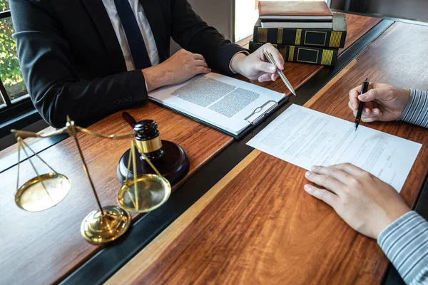 Mannelijke Advocaat Bespreekt Onderhandeling Rechtszaak Met Cliënt Vergadering Met Document — Stockfoto