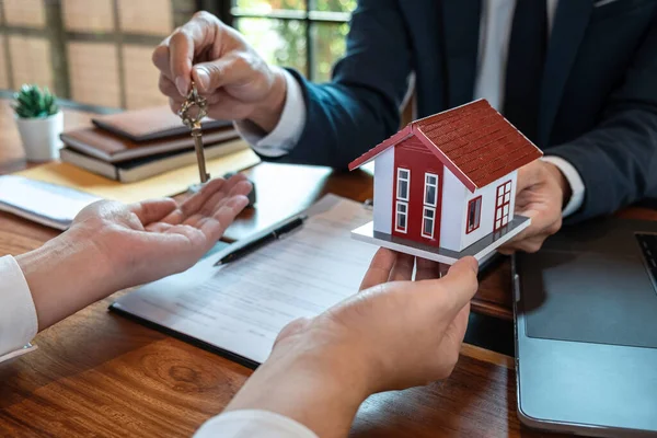 Fastighetsmäklare Presenterar Bostadslån Och Skicka Nycklar Till Kund Efter Att — Stockfoto