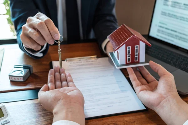 Venda Contrato Compra Para Comprar Uma Casa Agente Imobiliário Estão — Fotografia de Stock