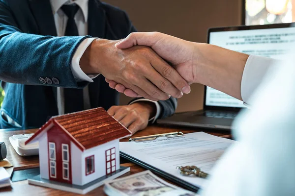 Real Estate Agent Shaking Hands Good Deal Giving House Keys — 스톡 사진