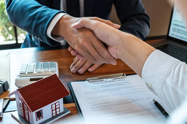 Real Estate Agent Shaking Hands Good Deal Giving House Keys — 스톡 사진