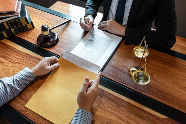 Advogado Masculino Discutindo Negociação Caso Legal Com Cliente Reunião Com — Fotografia de Stock