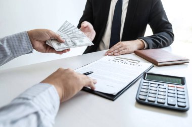 İş adamı, yolsuzluk, yasadışı, sahtekarlık, rüşvet ve yolsuzluk konseptinde anlaşmayı başarıya ulaştırmak için ortaklarının zarfına rüşvet veriyor..
