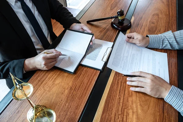 Advogado Masculino Profissional Conselheiro Discutindo Negociação Caso Legal Com Reunião — Fotografia de Stock