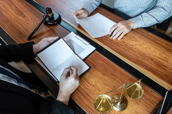 Advogado Masculino Discutindo Negociação Caso Legal Com Cliente Reunião Com — Fotografia de Stock