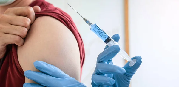 Læge Der Vaccinerer Patienter Med Kanyle Får Immunvaccine Ved Armen - Stock-foto