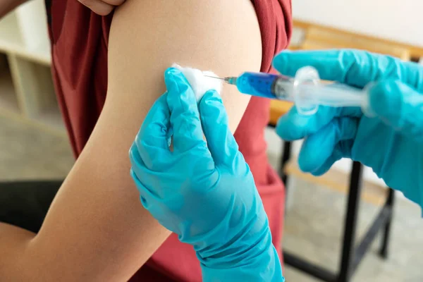 Dokter Membuat Vaksinasi Pasien Dengan Jarum Mendapatkan Vaksin Kekebalan Tubuh — Stok Foto