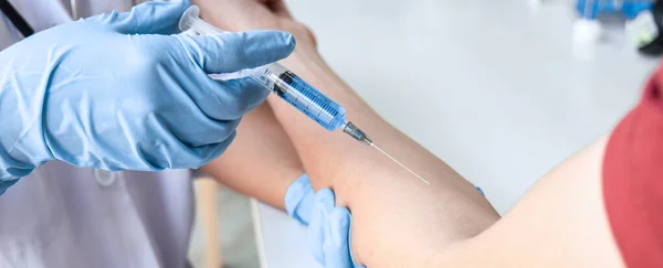 Dokter Membuat Vaksinasi Pasien Dengan Jarum Mendapatkan Vaksin Kekebalan Tubuh — Stok Foto