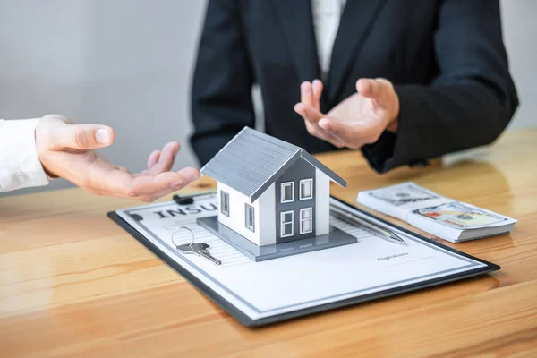 Agente Inmobiliario Están Presentando Préstamo Hipotecario Dando Casa Cliente Después —  Fotos de Stock