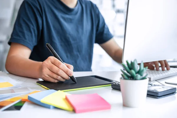 Mladý Grafický Designér Interiéru Pracuje Kreslení Grafického Tabletu Pracujícího Moderní — Stock fotografie