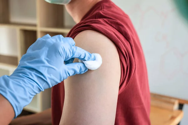 Læge Der Vaccinerer Patienter Med Kanyle Får Immunvaccine Ved Armen Stock-foto