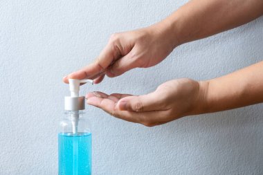Pompa şişesinde alkol jeli el dezenfektanı kullanan el resmi antivirüsü temizleyen bakteriler, koronavirüs bulaşmasını önlemek için kirli cilt bakımı..