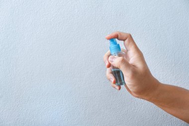 Şişede alkol kullanan el yıkama spreyi kullanan el temizleme antivirüsü, bakteri kirli cilt bakımı Coronavirüs bulaşmasını önlemek için.