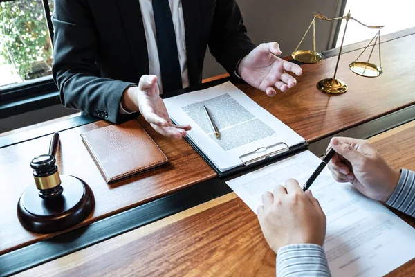 Profesyonel erkek avukat ya da danışman müvekkil ile müzakere davasını görüşüyorlar belge sözleşmesi ile ofis, hukuk ve adalet, avukat, dava kavramı.