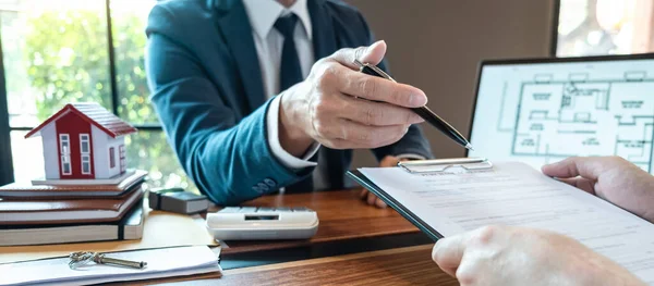 Real Estate Agent Presenting Home Loan Sending Keys Customer Signing — Stock Photo, Image