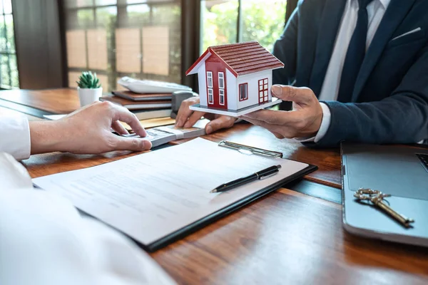 Makelaar Presenteren Woningkrediet Het Verzenden Van Sleutels Naar Klant Het — Stockfoto