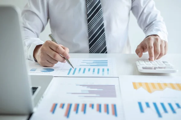 사업가나 회계사가 그래프로 노트북을 연구하고 사무실 통계와 계산기를 분석하는 마케팅 — 스톡 사진