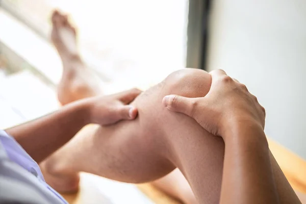 Médico Fisioterapeuta Trabalhando Examinando Tratamento Perna Lesionada Atleta Paciente Masculino — Fotografia de Stock