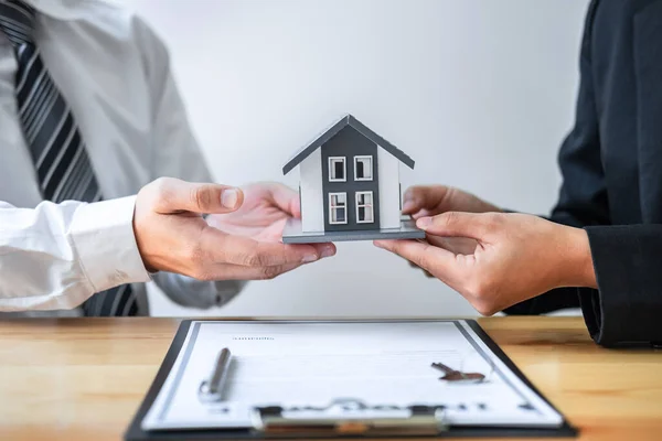 Fastighetsmäklare Presenterar Bostadslån Och Ger Hus Till Kund Efter Att — Stockfoto