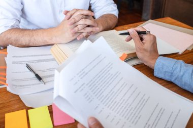 Arkadaşlık eğitimini konu alan özel ders kitapları, kütüphanede ders çalışan, yardım eden ve ders alan grup öğrencileri, ödev öğrenme veya sınava tabi tutulmak üzere kütüphanede kitaplar..