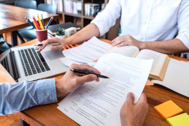 Öğretmenlik ve öğrenim kursları, genç öğretmen ya da öğretmenlerden oluşan bir ekip öğrencilere ödevleri için sınıfta öğrenmelerine yardımcı olur..