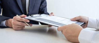 İş adamı röportajı, bir iş görüşmesi adayının profili hakkında bir özgeçmiş görüşmesini ofiste otururken cevapları dinleyin..