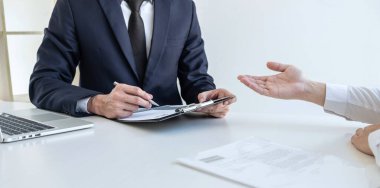 İş görüşmesi yapmayı ve aday soruları sormayı aday profili hakkında bir özgeçmiş görüşmesi yapmayı, bir iş görüşmesi yapmayı düşün ve düşünceleri dinle..