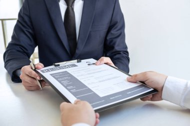 İş komitesi ya da mülakatçı adayın profilini düşünür ve sorar, bir iş ve sohbet yürütmeye devam etmeyi düşünür ve düşüncenin cevaplarını dinler..