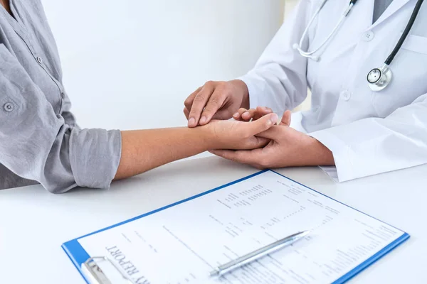 Control Médico Presión Medición Pulso Mano Del Paciente Por Las — Foto de Stock