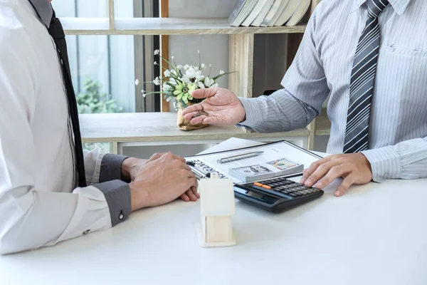 Immobilienmakler Präsentieren Hauskredit Und Senden Schlüssel Kunden Nach Unterzeichnung Des — Stockfoto