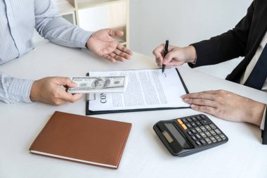 Yasadışı, sahtekâr, rüşvet ve yolsuzluk konsepti. İş adamı, yolsuzluk sahtekarlığında anlaşma anlaşmasını başarılı kılmak için ortağına rüşvet veriyor..