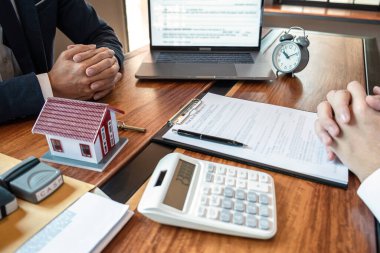 Emlakçı ev kredisi sunuyor ve onaylanmış emlak başvurusu formu, Sigorta Konsepti ile ev satın almak için sözleşme imzaladıktan sonra anahtarlarını müşteriye gönderiyor.