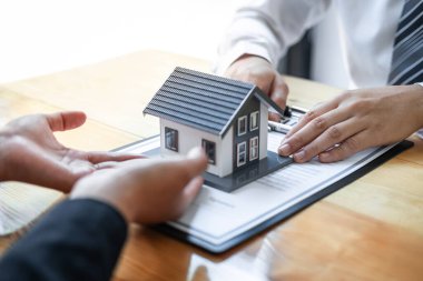 Emlak acentesi, onaylanmış başvuru formu, Ev Sigortası ve Gayrimenkul Yatırım Konsepti ile sözleşme imzalayıp görüştükten sonra ev kredisini müşteriye sunuyor ve bunları müşteriye veriyor..