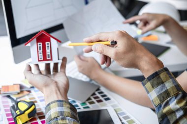 Grafik tablet ve renk örnekleri üzerinde çalışan, modern ofiste ev projesi, yaratıcı iş yeri ilhamı ve hayal gücü üzerine çalışan genç İç mimar takımı..