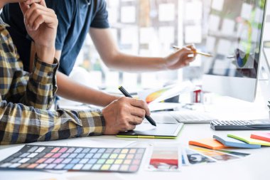 Modern ofiste çalışan grafik tablet ve renk örnekleri üzerine çizim yapan genç İç mimari çalışma evi projesinin takım tasarımı, yaratıcı ilham ve hayal gücü.