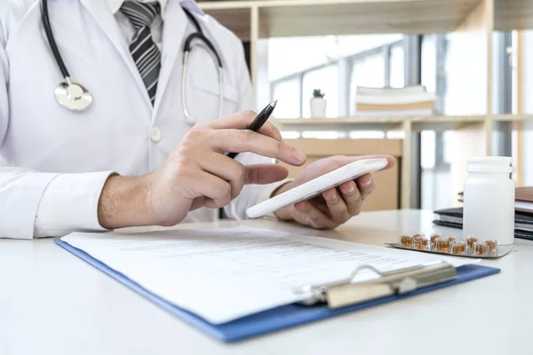 Médico Que Trabalha Com Tablet Digital Clínica Estetoscópio Médico Medicina — Fotografia de Stock