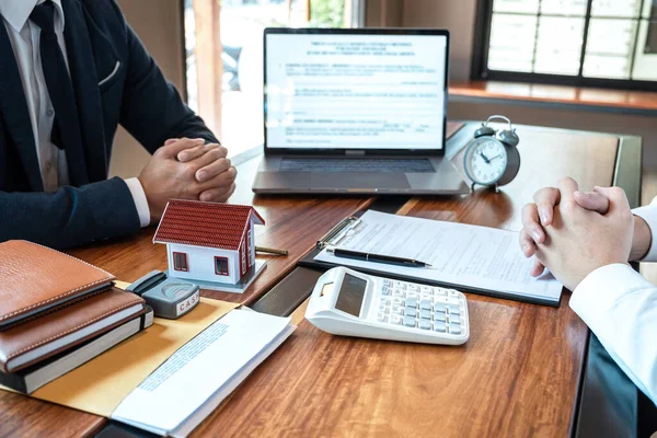 Kaufvertrag Zum Kauf Eines Hauses Immobilienmakler Präsentieren Eigenheimdarlehen Und Geben — Stockfoto