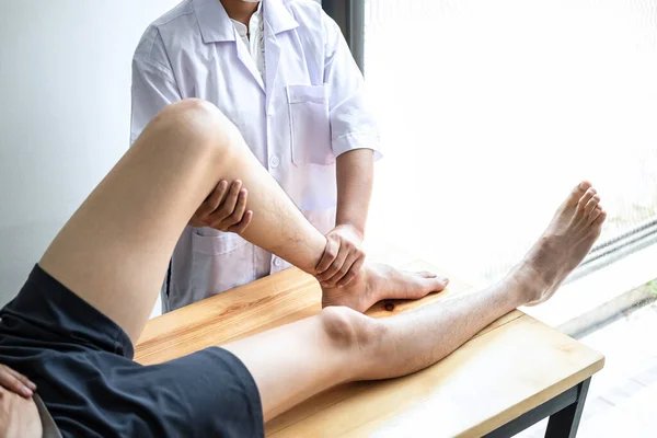 Fisioterapeuta Femenina Que Trabaja Examinando Tratamiento Pierna Lesionada Del Paciente — Foto de Stock