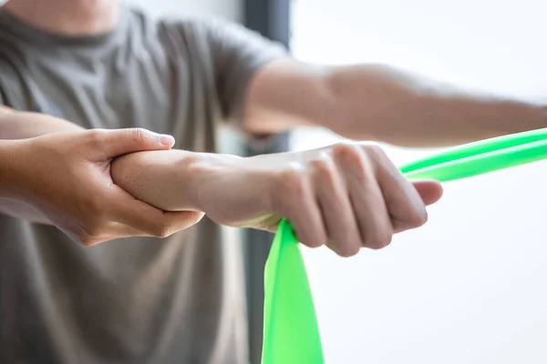 Arts Fysiotherapeut Werkzaam Onderzoeken Behandeling Van Gewonde Arm Van Atleet — Stockfoto