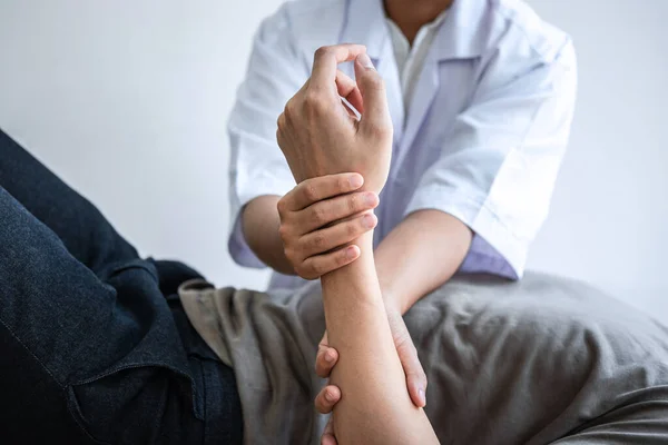 Vrouwelijke Fysiotherapeut Die Onderzoek Doet Naar Behandeling Van Gewonde Arm — Stockfoto