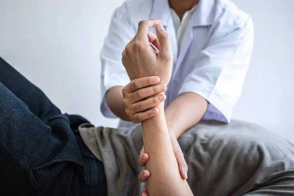 Fisioterapeuta Feminina Trabalhando Examinando Tratamento Braço Lesionado Atleta Paciente Masculino — Fotografia de Stock