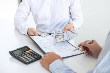 İş adamı, yolsuzluk, yasadışı, sahtekarlık, rüşvet ve yolsuzluk konseptinde anlaşmayı başarıya ulaştırmak için ortaklarının zarfına rüşvet veriyor..