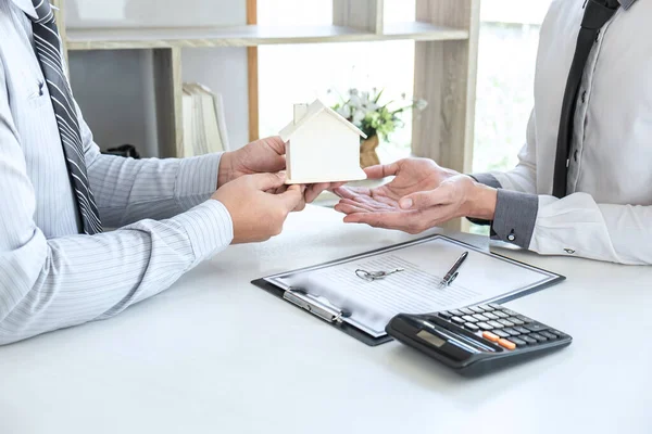 Kaufvertrag Ein Haus Kaufen Kunde Schickt Geld Das Hauskredit Kauft — Stockfoto