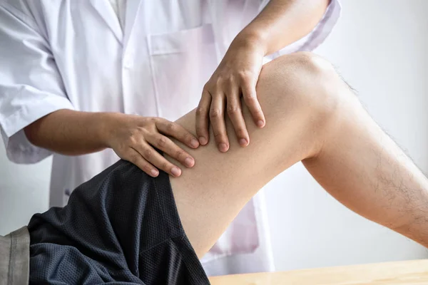 Fisioterapeuta Feminina Que Trabalha Examinando Tratamento Perna Lesionada Paciente Masculino — Fotografia de Stock