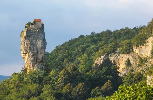 Antik Manastır Katskhi Gürcistan 'da yüksek bir uçurumda