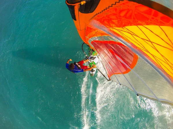 Selfie Zdjęcie Windsurfingu Jazdy Kolorowym Żaglu — Zdjęcie stockowe