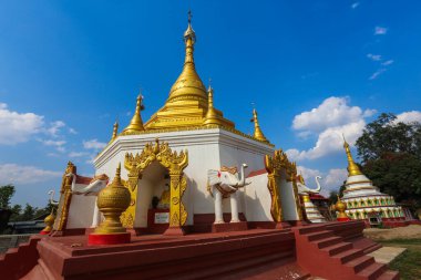 Myanmar köyündeki altın pagoda kırsal ve mavi gökyüzünün arka planına karşı