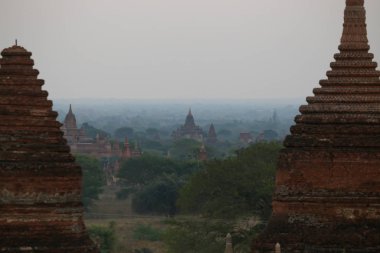Bagan 'daki eski pagoda' ların üzerinde uçan balonlar.