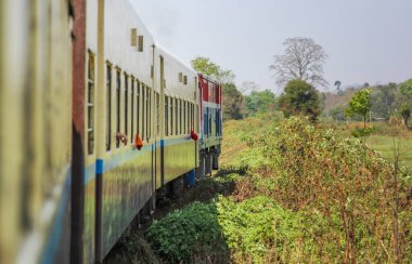 Demiryolu treninin Myanmar Ormanı 'ndan çok uzaklara giden demiryolu perspektifi.
