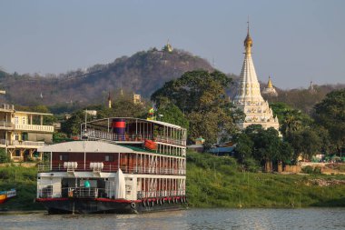 Mandalay yolunda Irrawaddy nehrindeki eski bir yolcu gemisinin fotoğrafı.